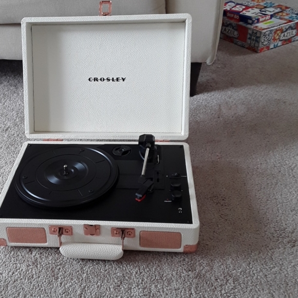 Ridiculously cute crosley record player - Picture 2 of 10